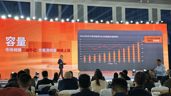 股票配资杠杆 总量破千亿, 不再廉价的光瓶酒正成为酒企角逐的新战场